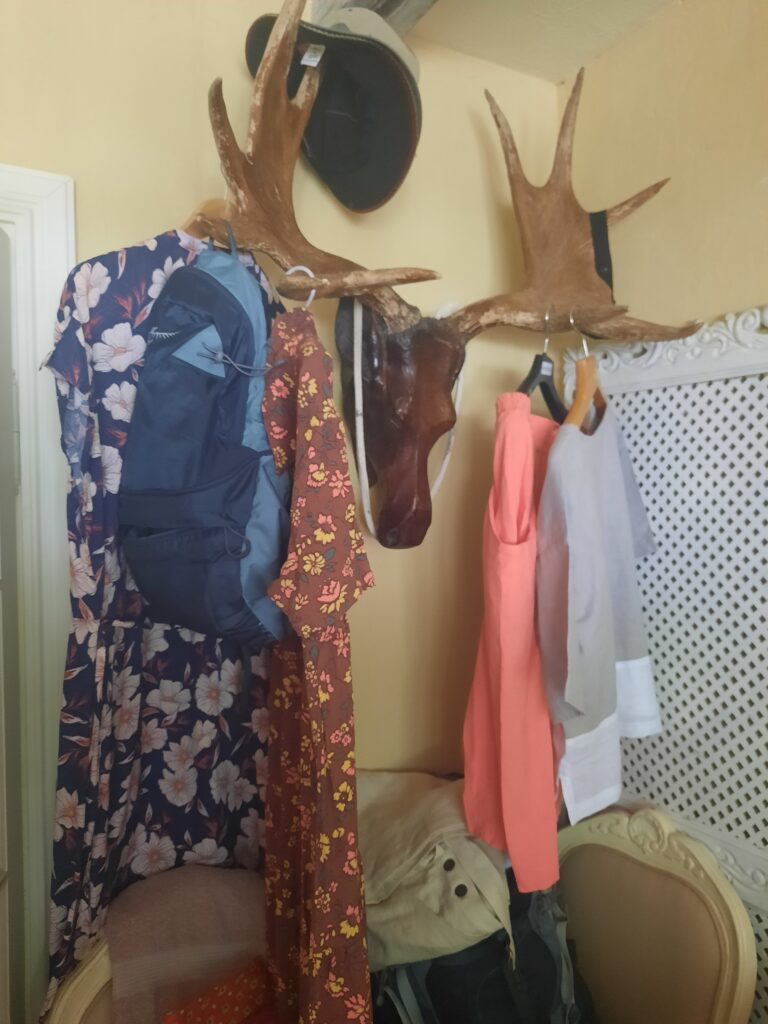 Vêtements suspendus à un panache d'orignal. 