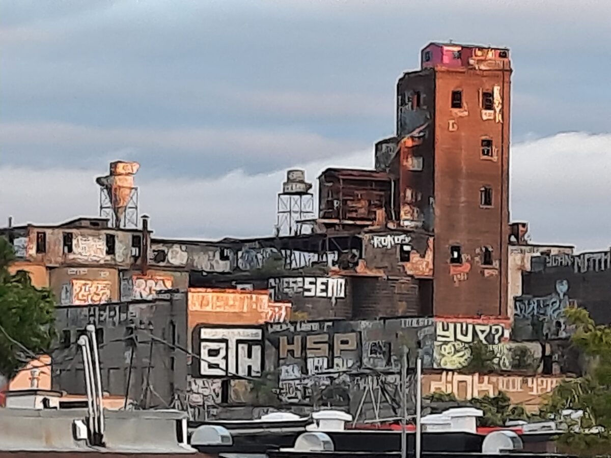 La fameuse petite maison rose posée sur un bâtiment industriel désaffecté, à Montréal.