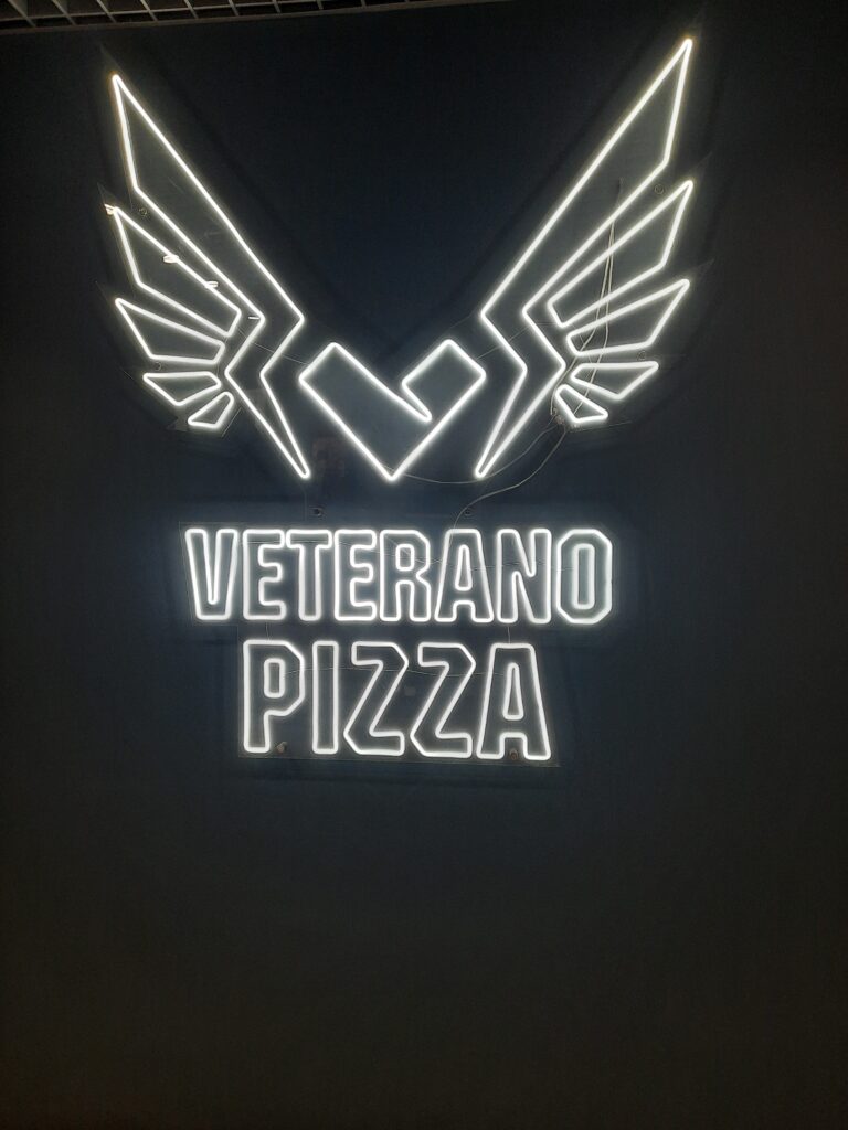 Enseigne au néon de Veterano Pizza.