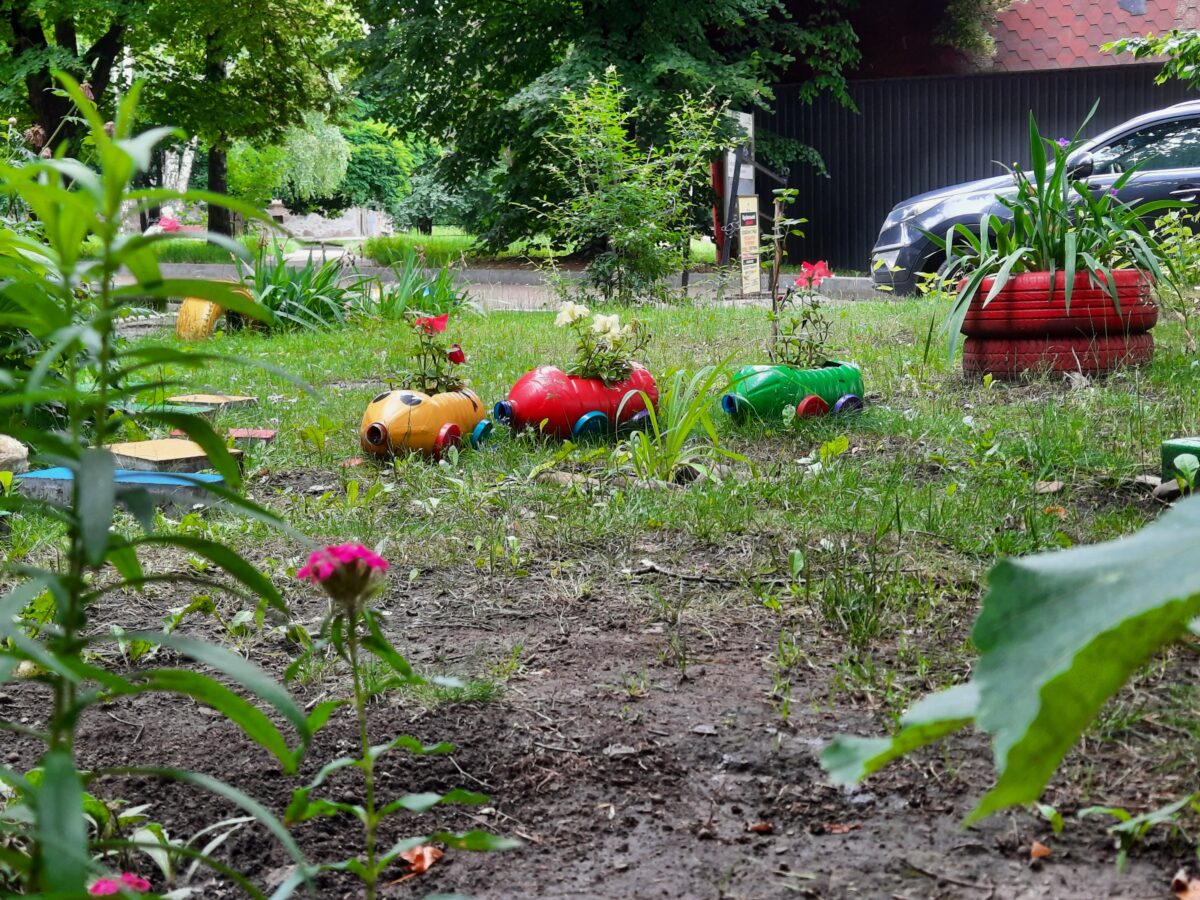 Aménagement paysager sur le parterre d'une clinique pour enfants à Ternopil. 